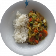 Kleine Portion: 'Navrathan Khani' - indisches Gemüsecurry mit Blumenkohl, Möhren und Brokkoli (2,3,18,81) dazu Jasmin-Duftreis (62)