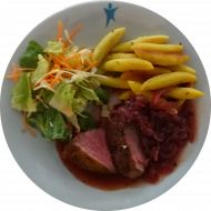 Marinierte Entenbrust an Cranberryjus (48) dazu Schupfnudeln (15,81) und Salatgarnitur