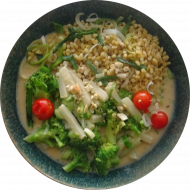 Brokkoli-Kohlrabi-Ragout in Curry-Kokos-Soße mit Cashewkernen und Lauch (2,14,49,74) dazu gebratener Sommerweizen mit Porree (81)