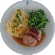 Gegrilltes Schweinefilet im Speckmantel (2,3,51) an bunter Pfeffersoße (15,19,21,81) und Bohnengemüse dazu Kartoffelrösti