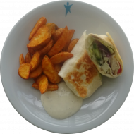 Wrap mit mariniertem Halloumi, Tomate, Gurke und Eisberg (3,15,19,22,81) dazu Kartoffelspalten