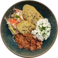 StreetFood: Sojageschnetzeltes (18,22,24) dazu eine Grillkartoffel mir Kräuter-Quark-Dip (19) und Salatgarnitur