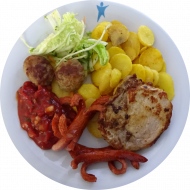 Grillteller mit kleinem Schweinesteak, Frikadellchen und Grillwürstchen (1,2,3,15,52,53,81) dazu Kartoffel-Chips mit Kräuter-Tomaten-Dip (9) und Salatgarnitur