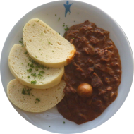Champignongeschnetzeltes vom Rind mit Frischkäse, Kräutern und Knoblauch (19,49,52,81) dazu Knödelscheiben (15,19,81) und eine Waldbeeren-Fruchtsuppe