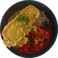 Gebackener Tofu mit Sesam-Tempura auf Tomaten-Gemüse-Sugo (18,23,81) dazu Vollkornreis