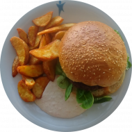 'Surf&Turf' Burger mit Rindfleischpatty, Shrimpsmayonnaise, Feldsalat und Tomate (9,14,15,19,22,23,52,81,83) dazu Kartoffelspalten