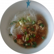 Kleine Portion: Chinesisches Chicken Kung Pao mit gerösteten Erdnüssen, Chili, Knoblauch und Frühlingslauch (2,17,18,44,49,54,81) dazu Glasnudeln (18,81)