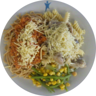 Pastabar (81) mit Waldpilzsoße (19,81) oder Tomatensoße Napoli (81) dazu geriebener Gouda (19) oder geriebener Hartkäse (15,19,47) und gelbe Karotten