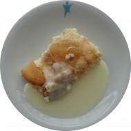 Kleine Portion: Reisauflauf 'Tiroler Art' mit Apfelstücken und Zimtzucker überbacken (19) an Vanillesoße (19)