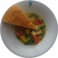 Kleine Portion: Cremiges Gemüsecurry mit Tofu, Tomaten, Paprika, Lauchzwiebel und Mangosaft (2,3,18,49) dazu Fladenbrotecke (81,83)