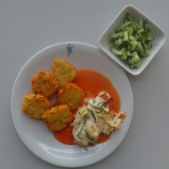 Gebratenes Putensteak mit Frischkäse und Lauch gratiniert (1,19,54) an Sauce Choron (15,19,21,24,44) dazu Rustico Taler und kleiner Gurkensalat mit Dill