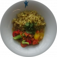 Kleine Portion: Scharfes Quinoa-Curry mit Möhren, Brokkoli, Paprika und Koriander (14,49)