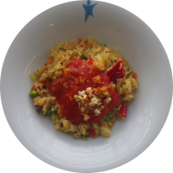 Kleine Portion: Nasi Goreng mit Paprika, Zucchini, Möhren und Erbsen mit pikanter Soße on Top Röstzwiebeln (2,17,18,20,23,49,74,81)