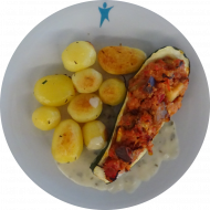 Hausgemachte Zucchini mit mediterranem Gemüse, Kräutern und Couscous gefüllt (21,81) an Bärlauchsoße (18,81) dazu Rosmarinkartoffeln (49) und frisches Obst