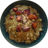 Hähnchen-Wok mit Quinoa, Möhren, Spinat, Kokosmilch und Erdnüssen (2,17,18,49,54,81)