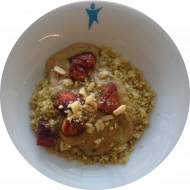 Kleine Portion: Hähnchen-Wok mit Quinoa, Möhren, Spinat, Kokosmilch und Erdnüssen (2,17,18,49,54,81)