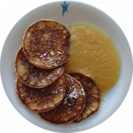 5 Pancakes mit Puderzucker und Ahornsirup (81,84) dazu Apfelmus (3)