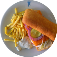 Ciabattaburger mit paniertem Seelachs, Mayonnaise, Gewürzgurke und roter Zwiebel (1,2,9,15,16,19,56,81,83) dazu frittierte Kartoffelstäbchen