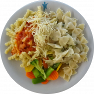 Pastabar (81) mit Champignon-Senf-Soße (19,22,81) oder Tomaten-Zucchini-Soße (81) dazu geriebener Gouda (19) oder Reiberei (1,2) und buntes Gemüse