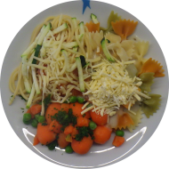 Pastabar (81) mit Tomaten-Zucchini-Soße (81) oder Champignon-Senf-Soße (19,22,81) und geriebenem Gouda (19) oder Reiberei (1,2) dazu buntes Gemüse