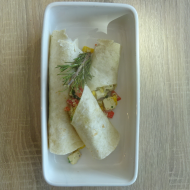 Burrito mit Gurke, Mais, Tomate und Gorgonzola gefüllt (19,22,47,81) dazu als Menüoption verschiedene Pommes Spezialitäten