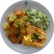 Rührei mit Tomate und Basilikum (1,15) mit Bratkartoffeln und kleiner Gurkensalat mit Dill