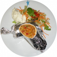 Burrito 'con Queso' mit Tomaten-Käse-Hackfleisch gefüllt und kleine Salatgarnitur (1,2,19,51,81)