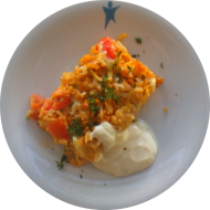 Kleine Portion: Kritharaki-Auflauf mit Tomate, Zucchini, Knoblauch und Hirtenkäse (19,49,81) an Kräuter-Sour Cream (19)