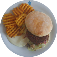 Burger 'Umami Master' mit Pilz-Haferflockenpatty, Pilzduxelles, Zwiebel, Eisberg, Mayonnaise (22,81,83,84) dazu Gitterkartoffeln (81)