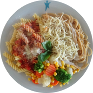 Pastabar (81) mit Tomaten-Peperoni-Soße (81) oder Champignon-Senfrahmsoße (19,22,81) dazu geriebener Gouda (19) oder Reiberei (1,2) und Kohlrabigemüse mit frischer Petersilie