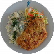 Hausgemachtes Schweineschnitzel 'Cipolla' in Zwiebelpanade (51,81,83) dazu Kartoffelsalat 'Wirtshaus Art' mit Radieschen, Gewürzgurke und Rucola (9,15,19,81) und Salatgarnitur