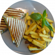 Clubsandwich mit gebratener Hähnchenbrust, Spiegelei, Bacon und Mayonnaise (2,3,15,81) dazu als Menüoption verschiedene Pommes Spezialitäten