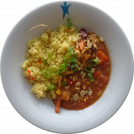 Kleine Portion: Afrikanischer Erdnusstopf mit Weißkohl, Möhren, Kidneybohnen, Paprika und Tomaten (17,22) dazu Couscous mit Gemüsestreifen (21,81)
