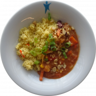 Kleine Portion: Afrikanischer Erdnusstopf mit Weißkohl, Möhren, Kidneybohnen, Paprika und Tomaten (17,22) dazu Zitronenbulgur (81)