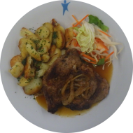 'Thüringer Rostbrätl' Schweinesteak in Senf-Zwiebel-Schwarzbiermarinade (22,44,51) an Thymianjus mit Bratkartoffeln und Salatgarnitur