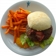 Burger Chili Cheese mit Rindfleischpatty, Bacon, roter Zwiebel, Tomate, Gewürzgurke und Peperoni (1,2,3,9,19,22,81) dazu Süßkartoffel Pommes