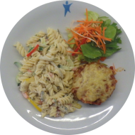 Frikadelle mit Käse überbacken und Ketchup (9,15,19,22,49,51,52,63,81) mit hausgemachtem Nudelsalat und Creme fraiche (9,19,62,81) und Salatgarnitur