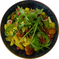 Mensa „Poutine“ Pommes frites getoppt mit Currywurst, gerösteter Salami, Zwiebel, Peperoni und Rucola (1,2,3,19,49,51,52,81)