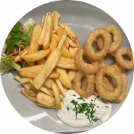 Gebackene Tintenfischringe im Backteig (1,3,26,81) mit Kräuter-Remoulade (9,15,19,81) dazu Steakhouse Pommes und Salatgarnitur
