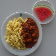 Schweinegulasch (1,3,21,51,62,81) mit Spirelli (62,81) und frische Melone