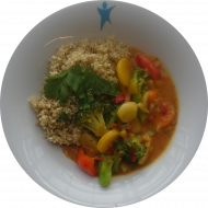 kleine Portion:Scharfes Quinoa-Curry mit Brokkoli, Möhren, Paprika und Koriander (14,49)