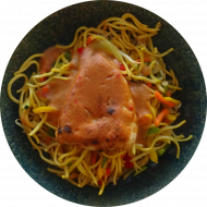 Gebratenes Erdnuss-Chili-Hähnchen (17,18,49,54,81) auf Bratnudeln mit Chinagemüse, Karotten, Paprika, Zucchini, und Sprossen (18,49,81)