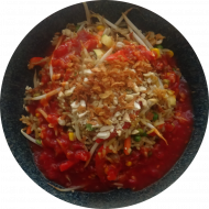 'Nasi Goreng' mit Paprika, Zucchini, Möhren und Erbsen dazu pikante Soße on Top Röstzwiebeln (2,17,18,23,49,74,81)