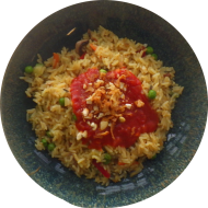 'Nasi Goreng' mit Paprika, Zucchini, Möhren & Erbsen dazu pikante Soße on Top Röstzwiebeln (2,17,18,23,49,74,81)