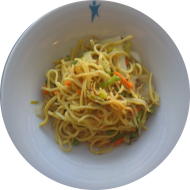 'Bami Goreng' mit Bratnudeln, Sojasprossen, Chinakohl, Gemüse und Sherry (18,24,44,49,81) dazu Chili Creme Flying Goose (1,2,3,4,18,22,49)