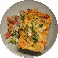 Griechisches Hirtengratin mit Rinderhackfleisch, Oliven, würziger Tomatensoße und Gouda (1,6,15,19,49,52,81)