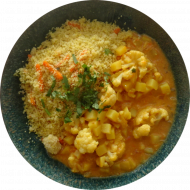 Aloo Gobi - pikante Kartoffel-Blumenkohlpfanne mit Sojaghurt (3,18) dazu Couscous mit Gemüsestreifen (21,81)