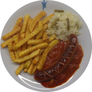 Grillwurst (1,2,3,51) an Currysoße BBQ-Style mit Koriander (21,81) dazu Pommes frites und Salatgarnitur