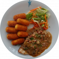 Gebratenes Putensteak mit einer Schinken-Champignon-Auflage (2,3,4,19,51,54) dazu Kroketten (81) und Salatgarnitur
