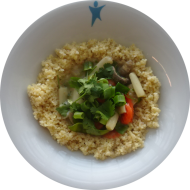 Kleine Portion: Gebratener Spargel 'Thai Style' mit Champignons, Karotten, Paprika und Zuckerschoten (2,17,49) dazu Zitronenbulgur (81)